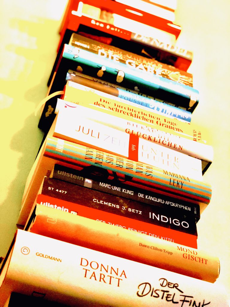 Stapel von Büchern aus der privaten Bibliothek von Julia Hartel